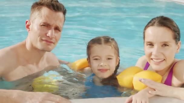 Slowmo Närbild Porträtt Leende Kaukasiska Familjen Blå Transparent Pool Vatten — Stockvideo
