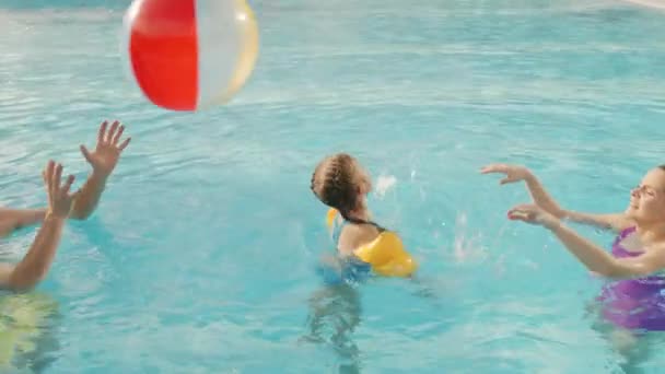 Mano Desde Arriba Slow Shot Feliz Familia Caucásica Vacaciones Nadando — Vídeos de Stock