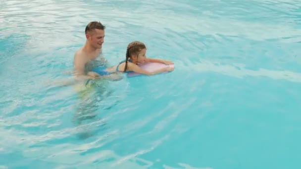 Zeitlupe Von Oben Fröhlicher Vater Gibt Seiner Kleinen Tochter Schwimmunterricht — Stockvideo