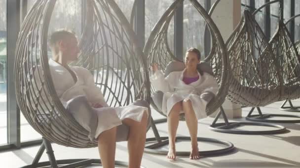 Filmagem Câmera Lenta Média Jovens Casais Felizes Relaxando Enquanto Sentados — Vídeo de Stock