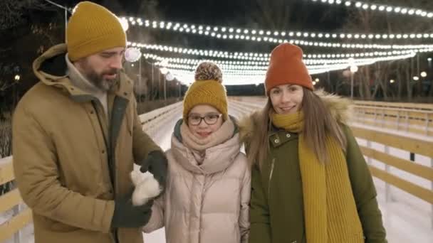 Retrato Mediano Familia Caucásica Feliz Tres Ropa Invierno Que Tienen — Vídeos de Stock