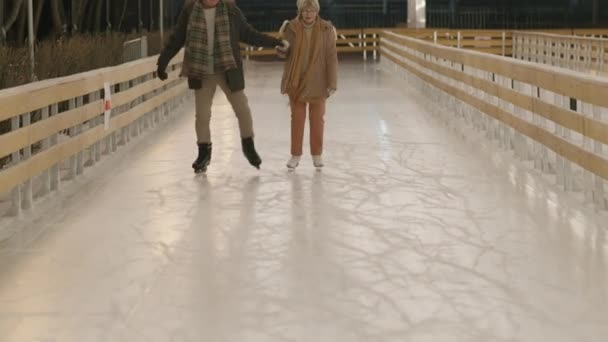 즐거운 어르신들이 위에서 카메라를 스케이트를 모습의 — 비디오