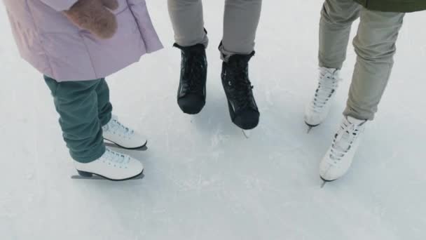 Hoge Hoek Close Van Onherkenbare Benen Met Schaatsen Die Stilstaan — Stockvideo