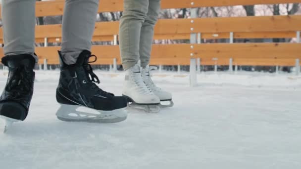 Kış Mevsiminde Buz Pateni Pistinde Hareket Eden Tanınmayan Çift Bacağın — Stok video