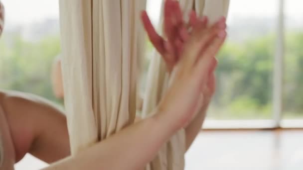 Långsam Närbild Oigenkännliga Kvinnliga Händer Som Håller Hängande Sidenhängmatta För — Stockvideo