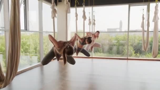 Plan Complet Trois Professionnelles Aéro Yoga Effectuant Une Pose Pigeon — Video