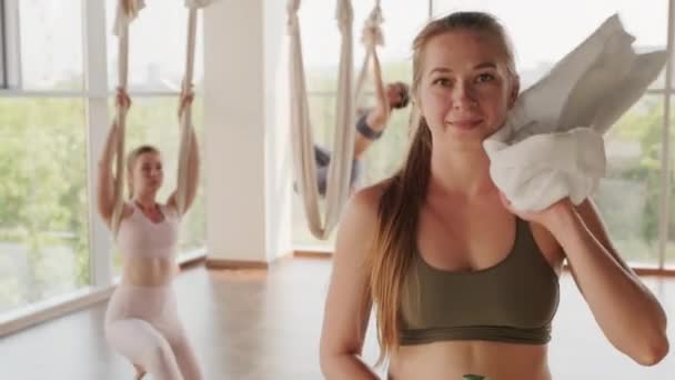 Portrait Ralenti Moyen Jeune Femme Cours Aéro Yoga Jetant Éponge — Video