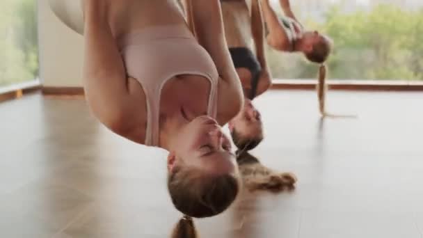 Tilting Close Τριών Καυκάσιων Κοριτσιών Που Κάνουν Aero Yoga Reverse — Αρχείο Βίντεο