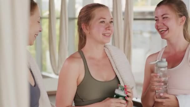 Średni Film Bliska Trzema Białymi Kobietami Uśmiechniętymi Rozmawiającymi Stojącymi Pustych — Wideo stockowe
