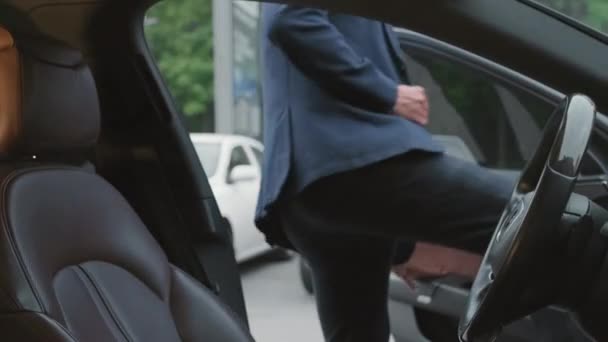 Mittlere Nahaufnahme Eines Gutaussehenden Gemischten Rennunternehmers Anzug Der Die Autotür — Stockvideo