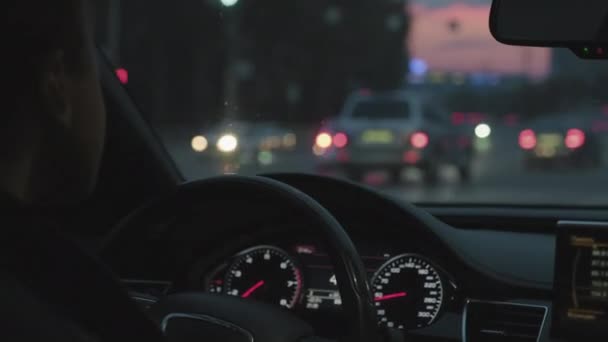 美しい夕日の景色と夜の認識できない男の運転車のクローズアップフロントガラス — ストック動画