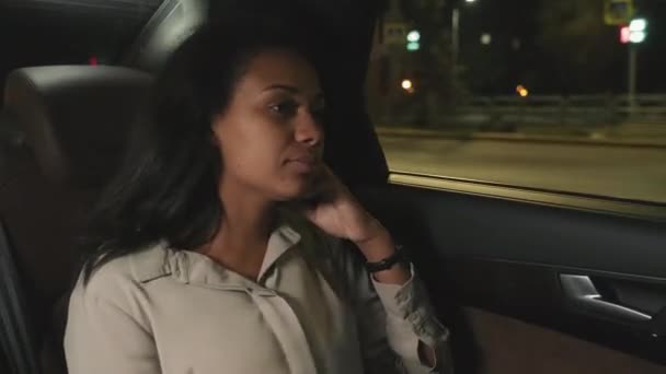 Крупный План Взрослой Женщины Смешанной Расы Сидящей Заднем Сиденье Такси — стоковое видео