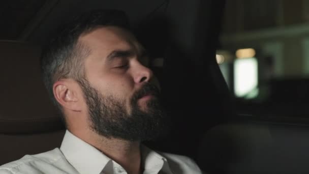 Közelkép Egy Fáradt Álmos Férfiról Aki Taxi Hátsó Ülésén Vezet — Stock videók