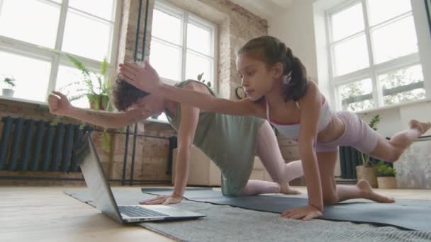 Orta Boy Anne Küçük Kızın Spor Kıyafetleri Içinde Yoga Minderinde — Stok video