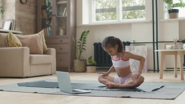 Sledování Záběr Roztomilé Holčičky Sportovním Oblečení Sedí Baddha Konasana Pózovat — Stock video