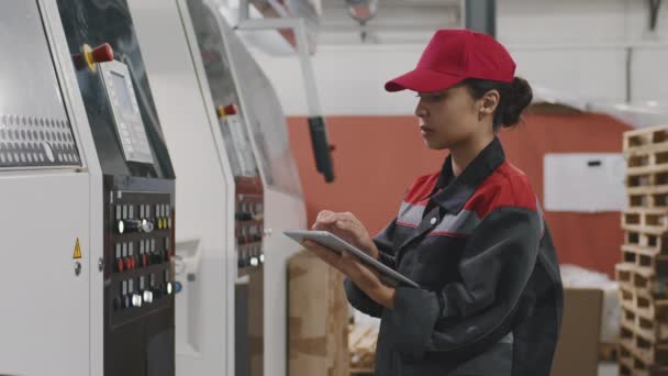 Images Latérales Ralenties Moyennes Travailleuses Usine Uniforme Combinaison Spéciale Aide — Video