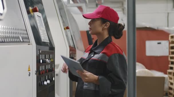 Lentidão Média Vista Lateral Trabalhador Engenheiro Fêmea Boné Macacões Aproximando — Vídeo de Stock