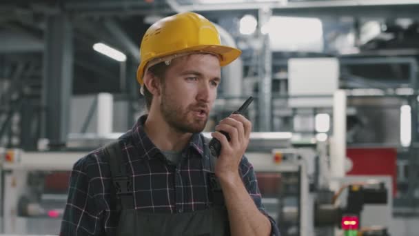 Mittlere Nahaufnahme Porträt Eines Kaukasischen Arbeiters Kariertem Hemd Und Schutzhelm — Stockvideo