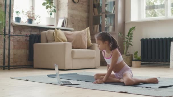 Rastreamento Médio Tiro Menina Sportswear Alongando Cima Enfrentando Cão Pose — Vídeo de Stock