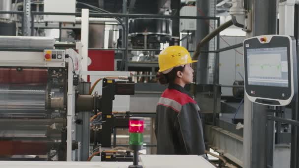 Üniformalı Kasklı Kadın Melez Yarış Mühendisinin Endüstriyel Fabrikada Dokunmatik Ekranda — Stok video