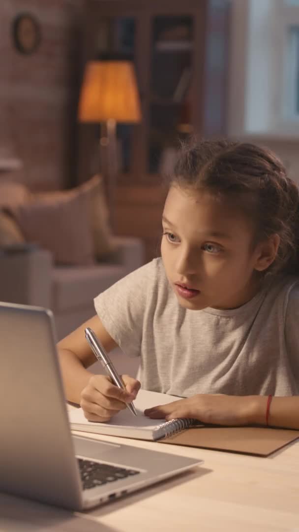 Küçük Kızın Evde Ders Çalışırken Masada Oturup Öğretmeniyle Görüntülü Konuşma — Stok video