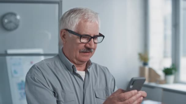 Imágenes Retrato Primer Plano Medio Del Trabajador Oficina Senior Que — Vídeos de Stock