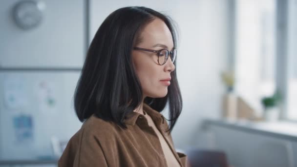 얼굴과 사진은 사무실 방에서 현대인 여성이 안경을 모습을 — 비디오