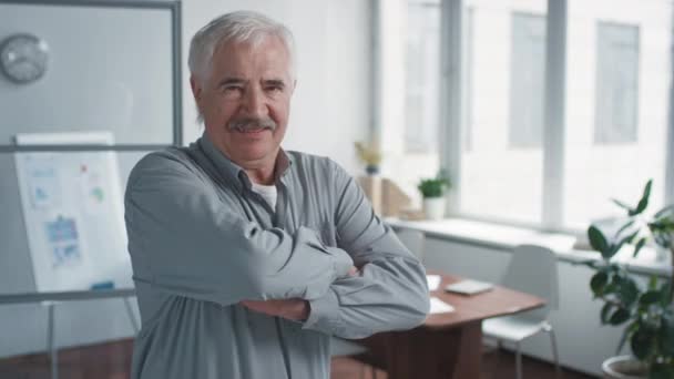 Cintura Arriba Retrato Filmación Feliz Caucásico Anciano Pasando Día Trabajo — Vídeo de stock