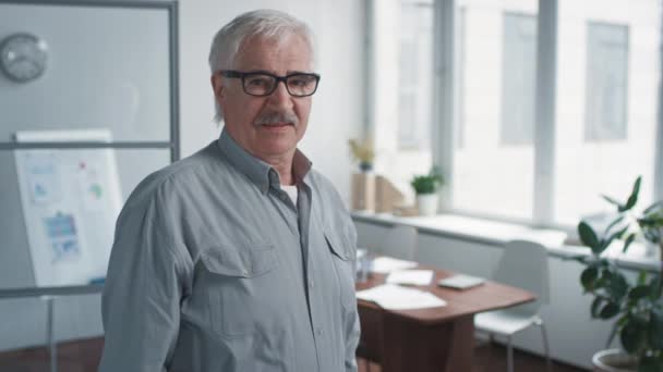 Retrato Médio Filmado Homem Sênior Confiante Usando Óculos Cruzando Braços — Vídeo de Stock