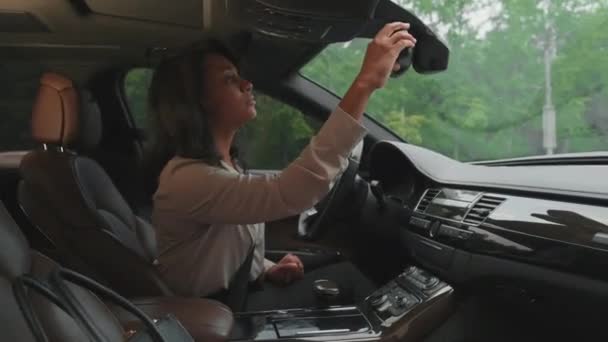 Mittlere Aufnahme Einer Verschmierten Gemischten Geschäftsfrau Die Auf Dem Fahrersitz — Stockvideo