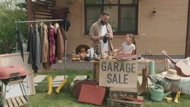 Sakallı Baba Küçük Kızın Kamerasıyla Yaz Günü Bahçelerinde Garaj Satışına — Stok video