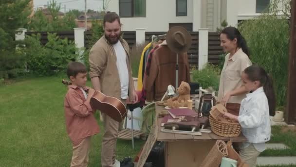 Spårning Skott Skäggig Man Och Hans Lille Son Köpa Saker — Stockvideo