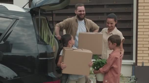 Retrato Pais Felizes Crianças Segurando Plantas Caixas Papelão Posando Lado — Vídeo de Stock