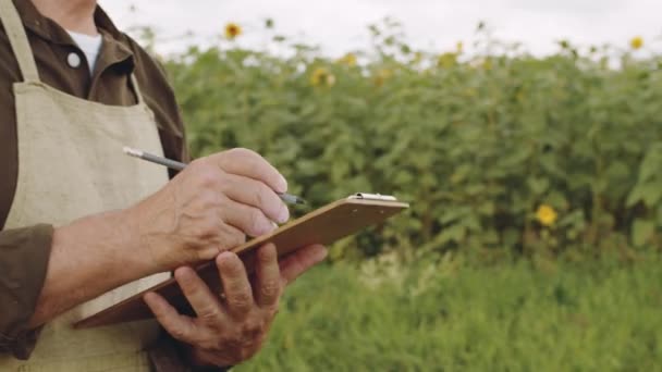 Fotografía Cámara Lenta Del Agrónomo Anciano Irreconocible Haciendo Notas Portapapeles — Vídeo de stock