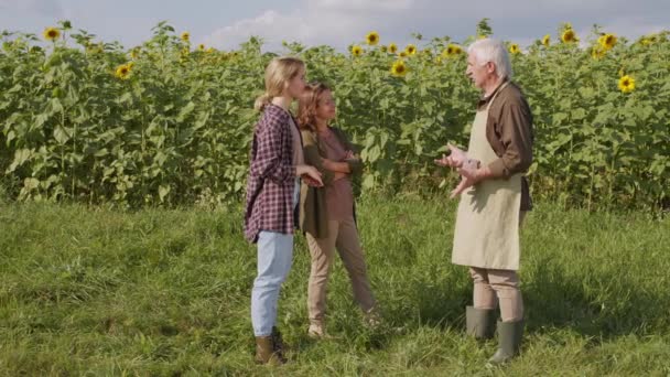 Slow Motion Full Shot Του Ανώτερου Αγρότη Μιλώντας Νεαρές Γυναίκες — Αρχείο Βίντεο
