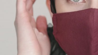 Kameraya bakan siyah şifon şeritli şık maske takan güzel bir bayanla aşırı yakınlaşmak.