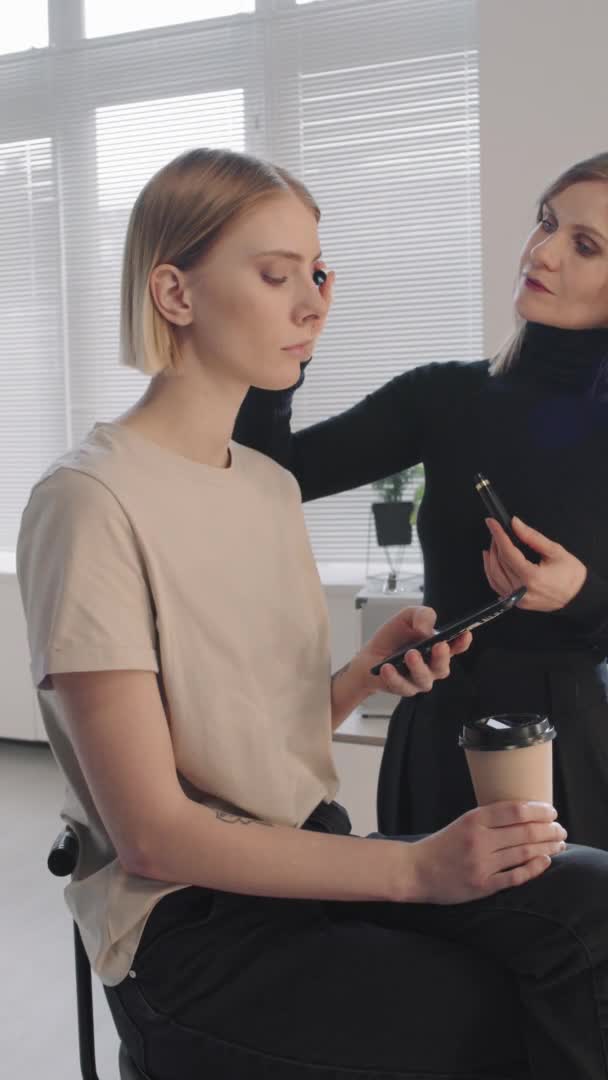 Plan Vertical Mua Femelle Appliquant Mascara Sur Les Cils Beau — Video