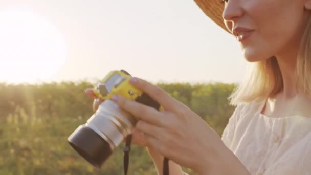 Güneş Batarken Ayçiçeği Kırsalında Fotoğraf Çeken Güzel Beyaz Bir Kadının — Stok video
