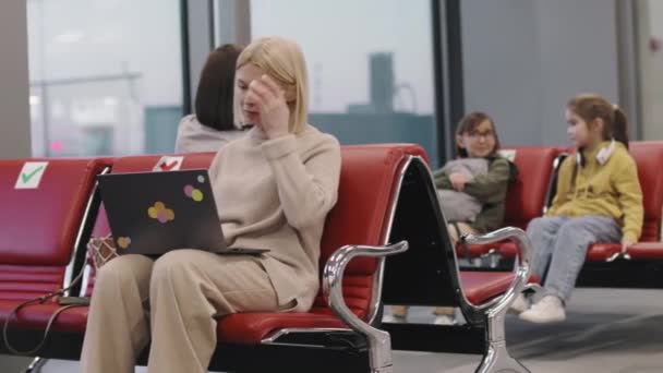 Medium Slow Motion Materiał Filmowy Dorosłej Białej Kobiety Pracującej Laptopie — Wideo stockowe