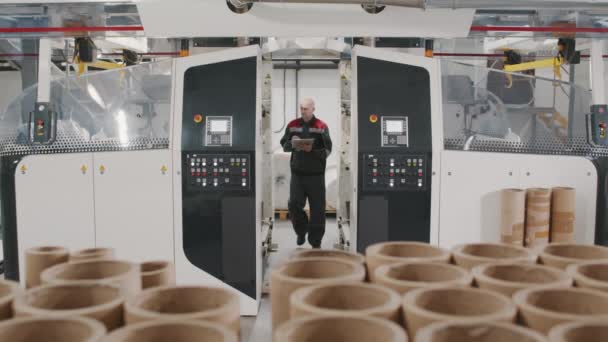 工业化工厂螺旋纸板管生产工人控制过程的慢动作镜头 — 图库视频影像