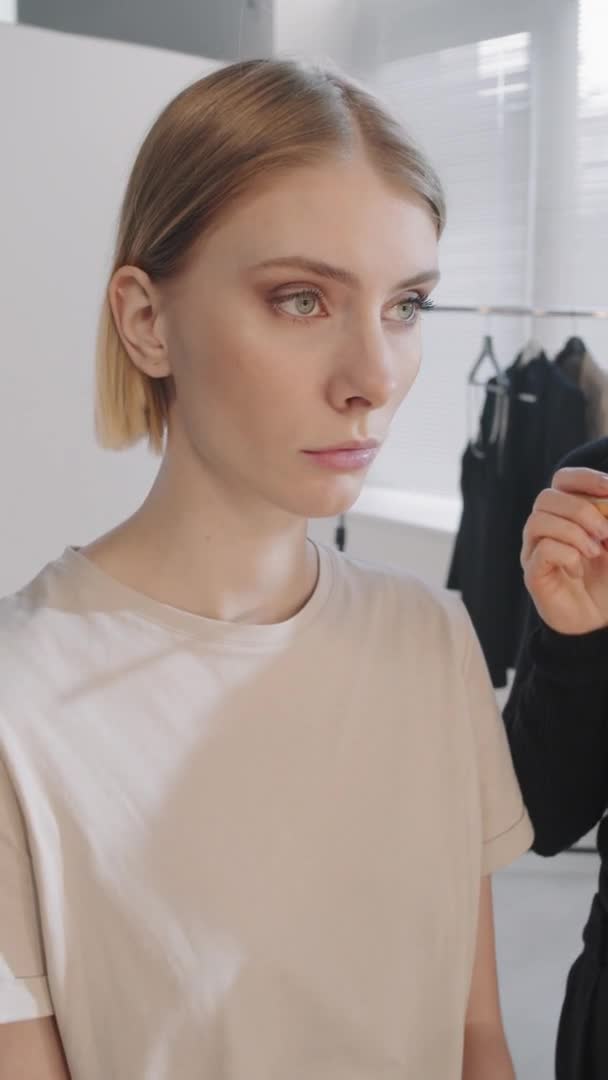 Vertical Slowmo Portrait Shot Unrecognizable Mua Applying Mascara Beautiful Woman — Stock Video