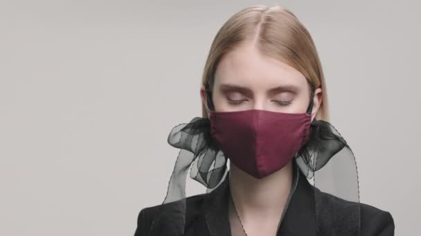 Porträtt Närbild Med Slowmo Vacker Kvinnlig Modell Fashionabla Ansiktsmask Med — Stockvideo