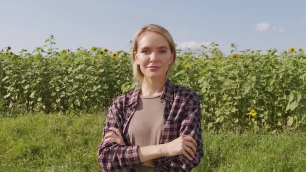 Medium Slow Motion Porträtt Ung Attraktiv Kvinna Som Står Med — Stockvideo