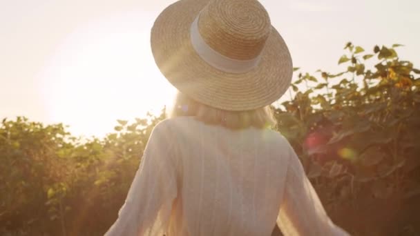 Retrospectiva Slow Medio Primer Plano Mujer Irreconocible Sombrero Paja Caminando — Vídeo de stock