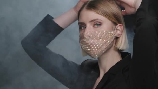 Payet Maskeli Güzel Bir Kadının Yavaş Yavaş Portresi Stüdyoda Dumanla — Stok video