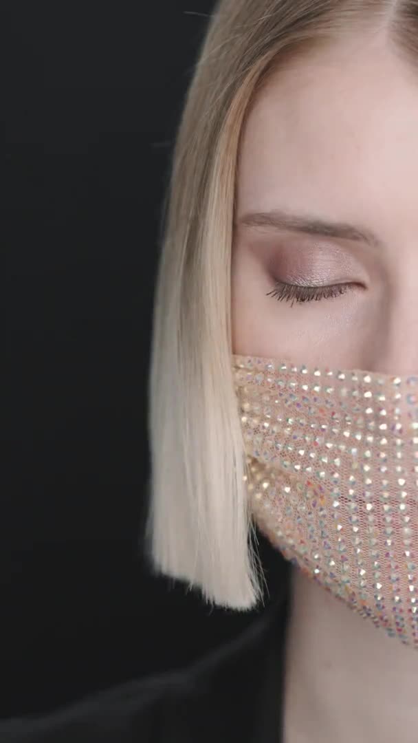 Extreme Close Van Mooie Vrouw Stijlvolle Bezaaid Gezicht Masker Zoek — Stockvideo