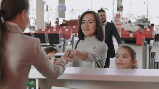 Primo Piano Medio Donna Sorridente Con Due Bambini Che Registrano — Video Stock