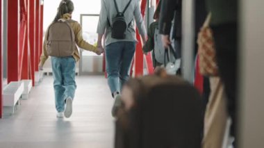 Uçağa binen yolcuların bavullarıyla rampadan inerken yavaş çekim görüntüleri.