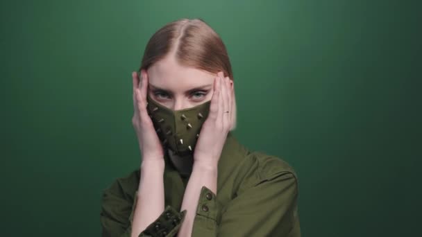 Retrato Una Hermosa Mujer Joven Máscara Cara Tachonada Verde Posando — Vídeos de Stock