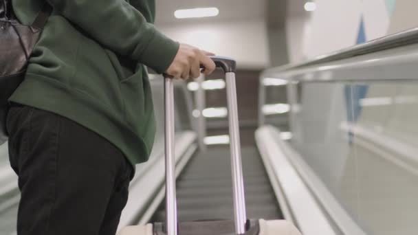 Havaalanında Yürüyen Merdiveni Kaldırırken Kulaklıkla Müzik Dinleyen Maskeli Orta Doğulu — Stok video